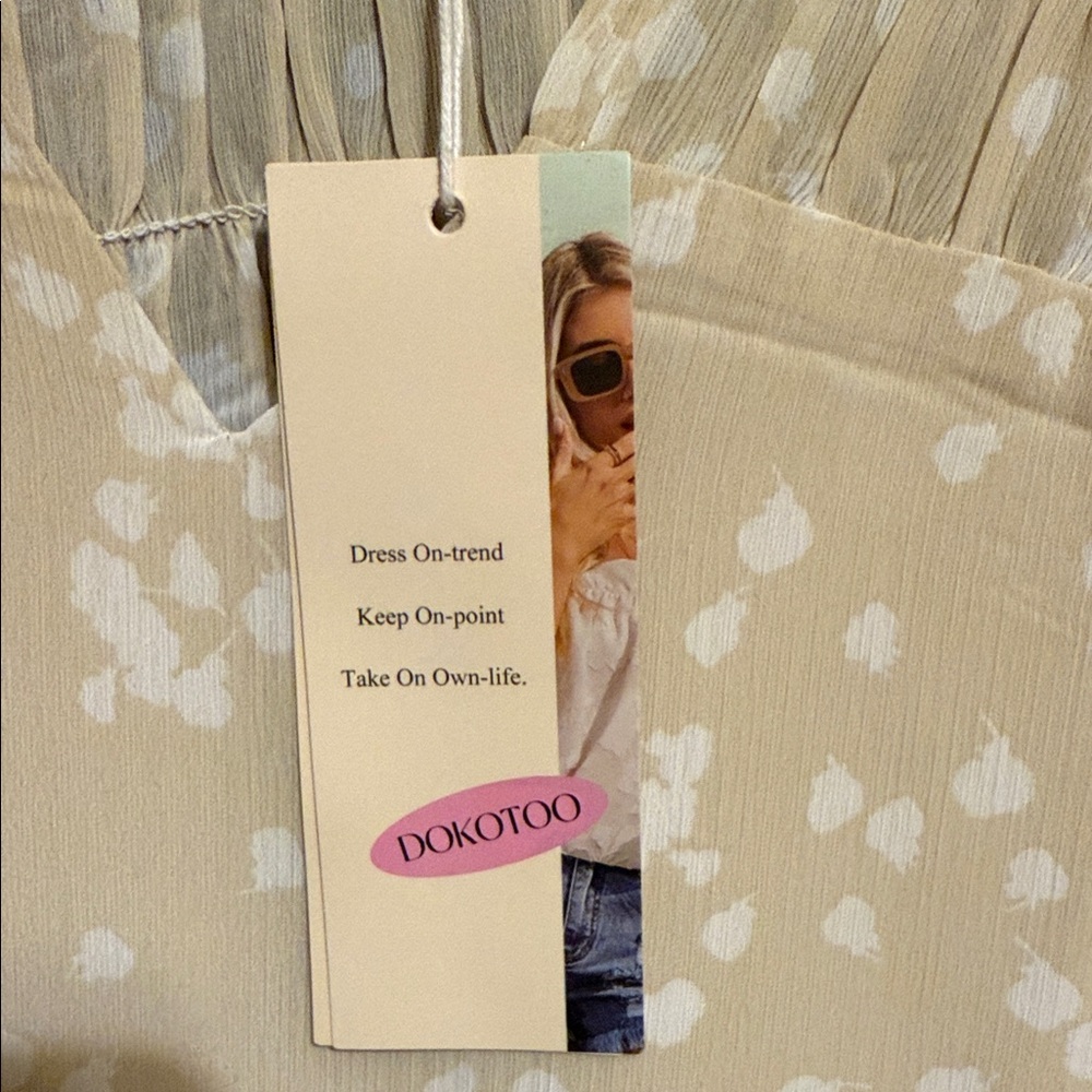 Chic Cream Blouse with Delicate Pattern - Picture 6 of 9